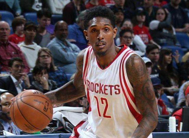 迪乌夫：过去我从没踢过右路，但只要能帮助球队我都愿意去做（迪乌夫：从未司职右路，但为球队我愿意尝试）