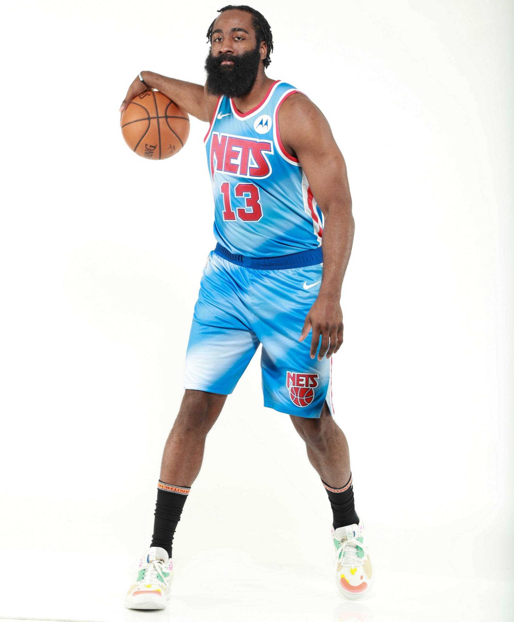 多特4-0十人黄潜，吉拉西双响，阿德耶米、斯文松建功，法比奥-席尔瓦失点（多特4-0完胜十人黄潜：吉拉西梅开二度，阿德耶米和斯文松破门，法比奥-席尔瓦点球失手）